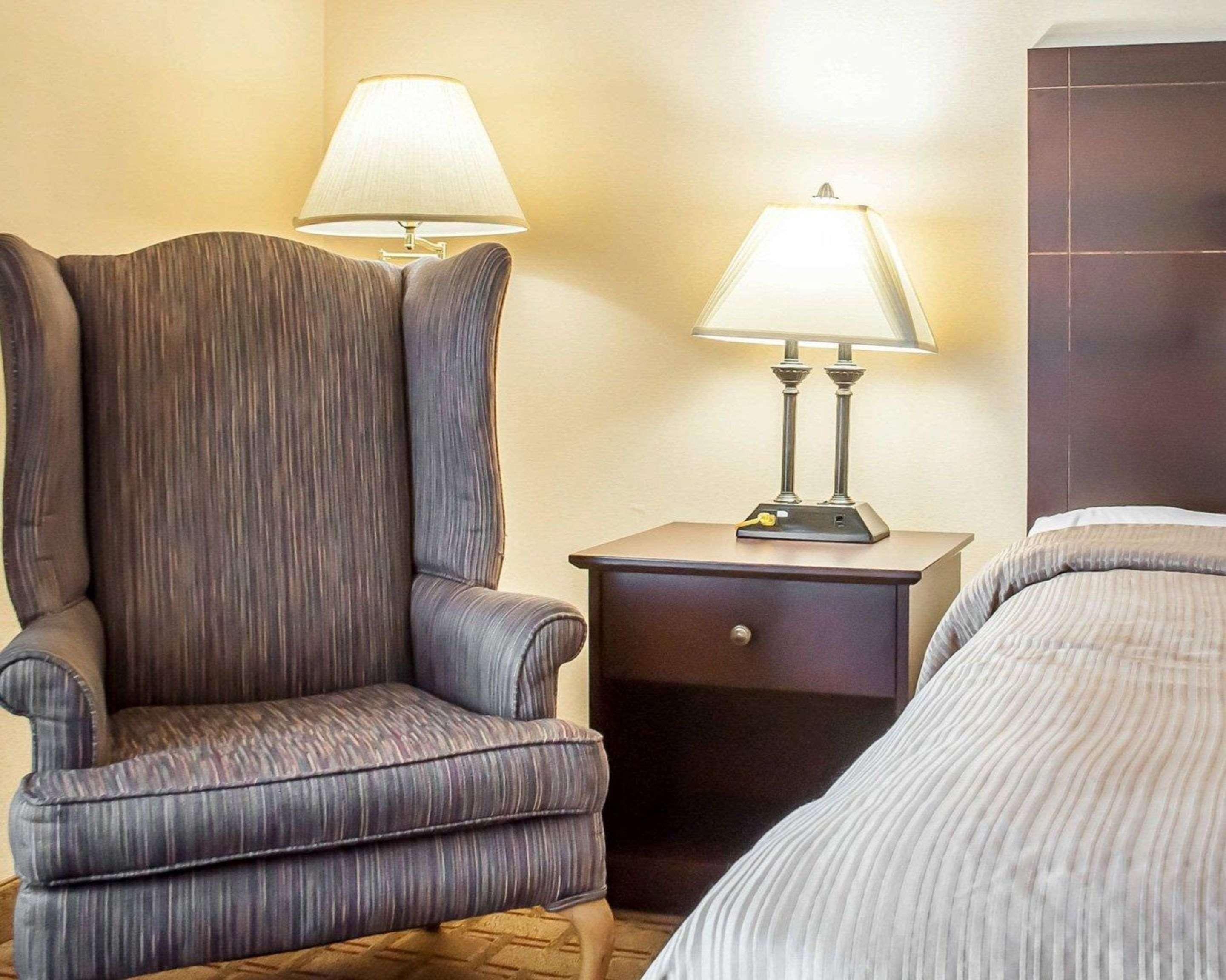 Quality Inn Airport Cheektowaga Bagian luar foto