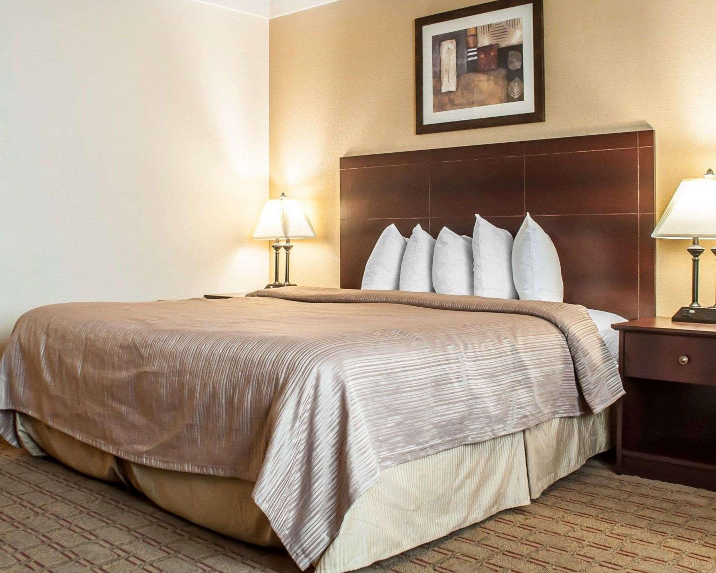 Quality Inn Airport Cheektowaga Bagian luar foto