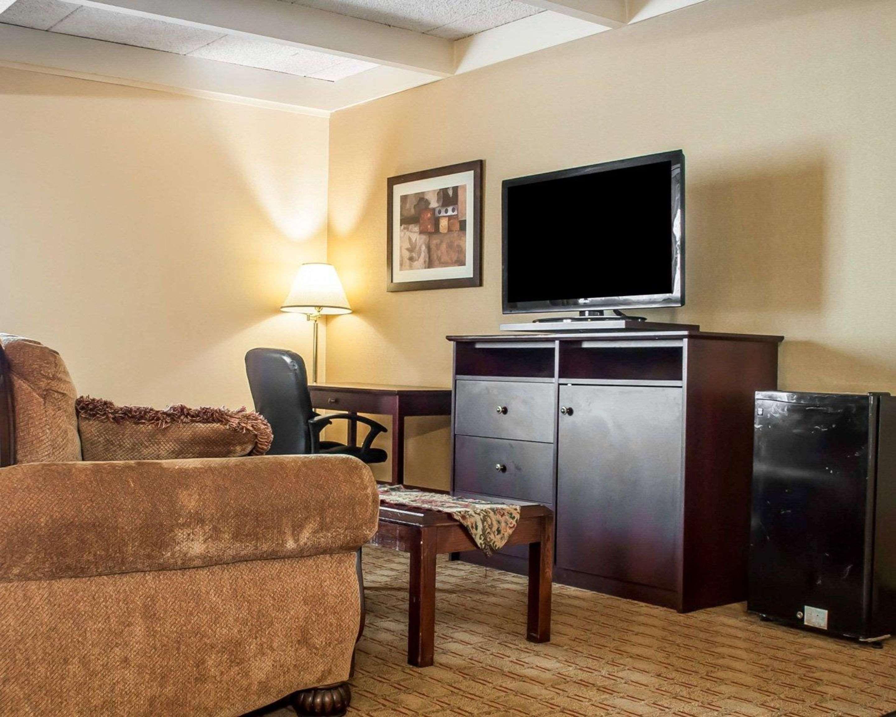 Quality Inn Airport Cheektowaga Bagian luar foto