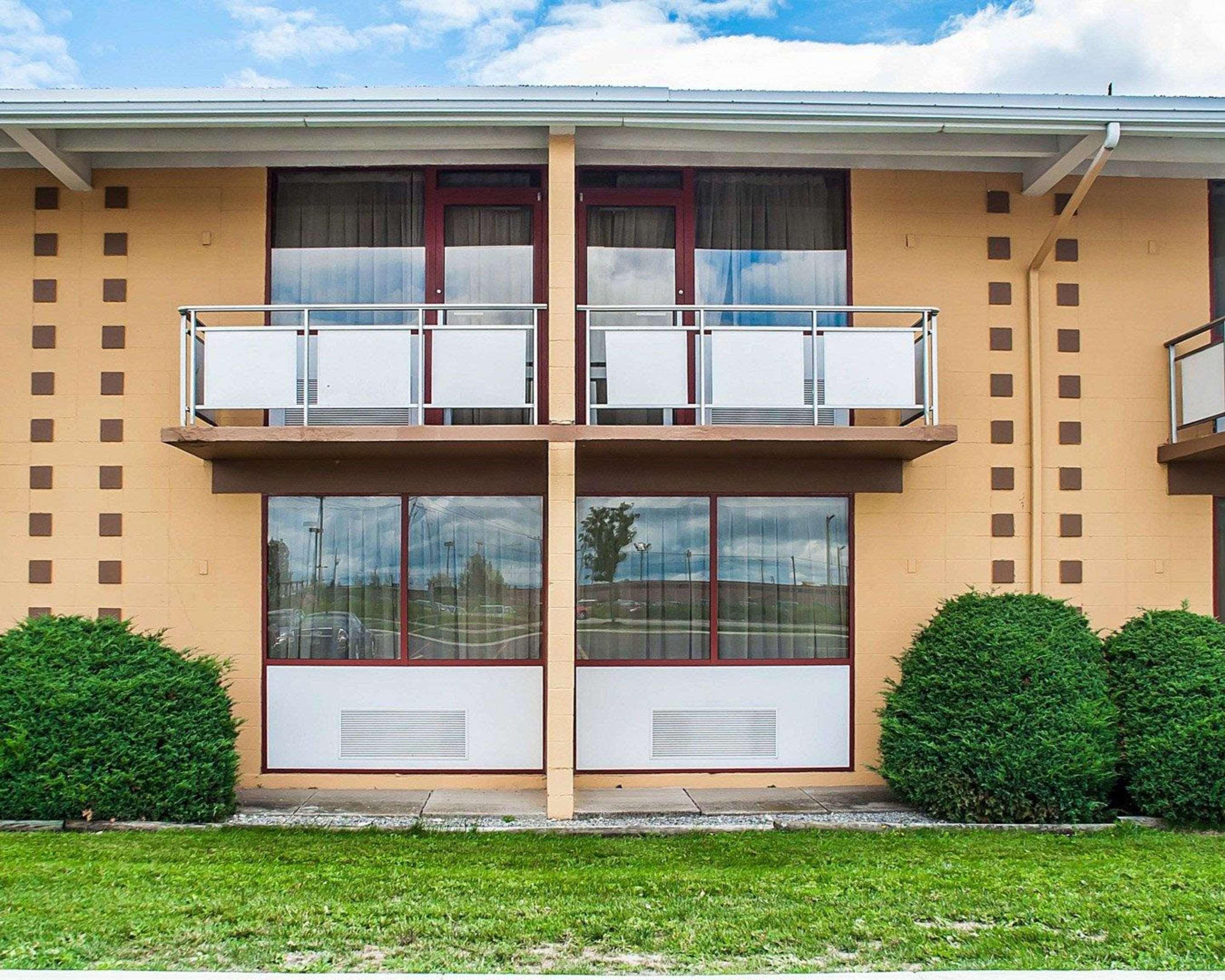 Quality Inn Airport Cheektowaga Bagian luar foto