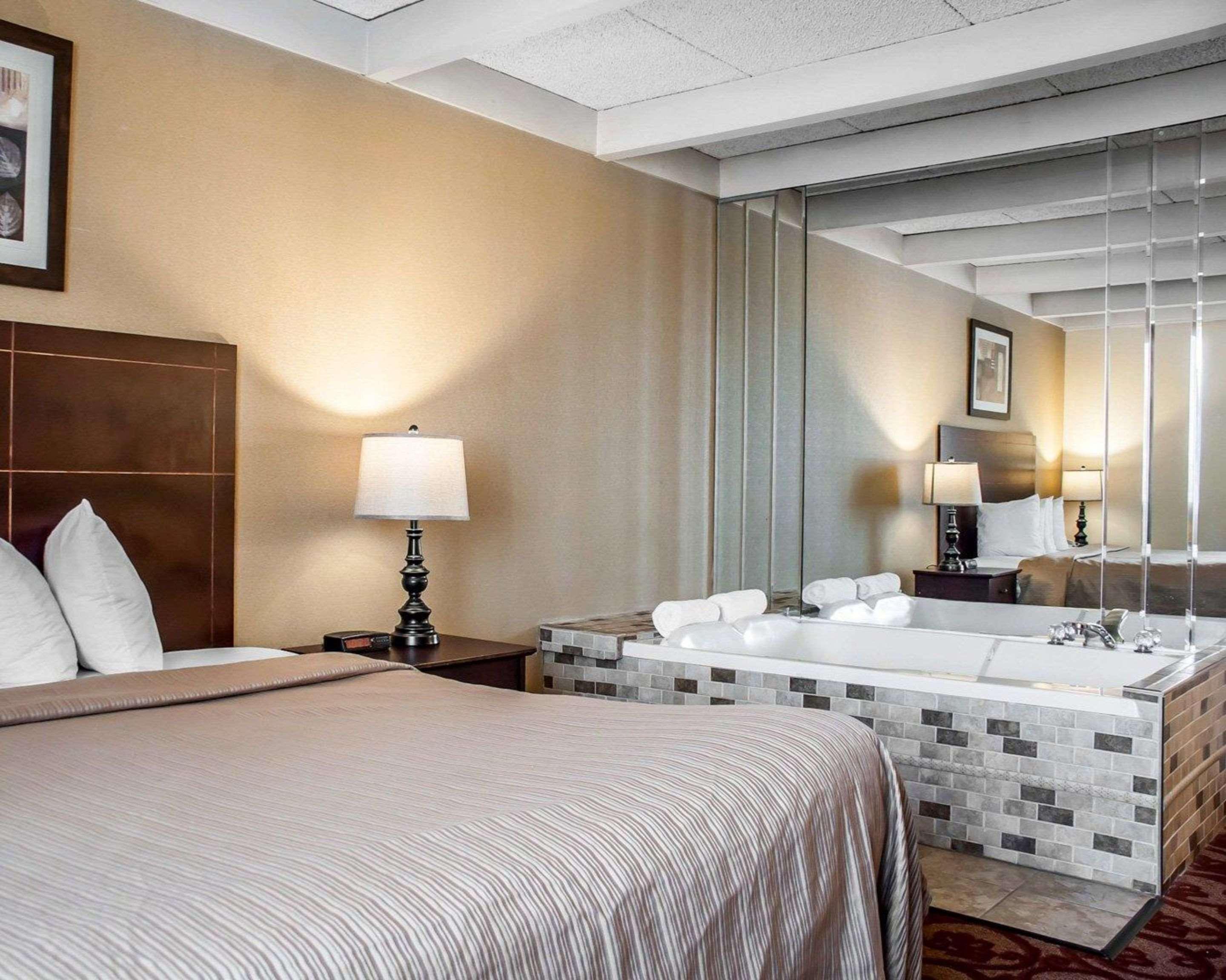 Quality Inn Airport Cheektowaga Bagian luar foto