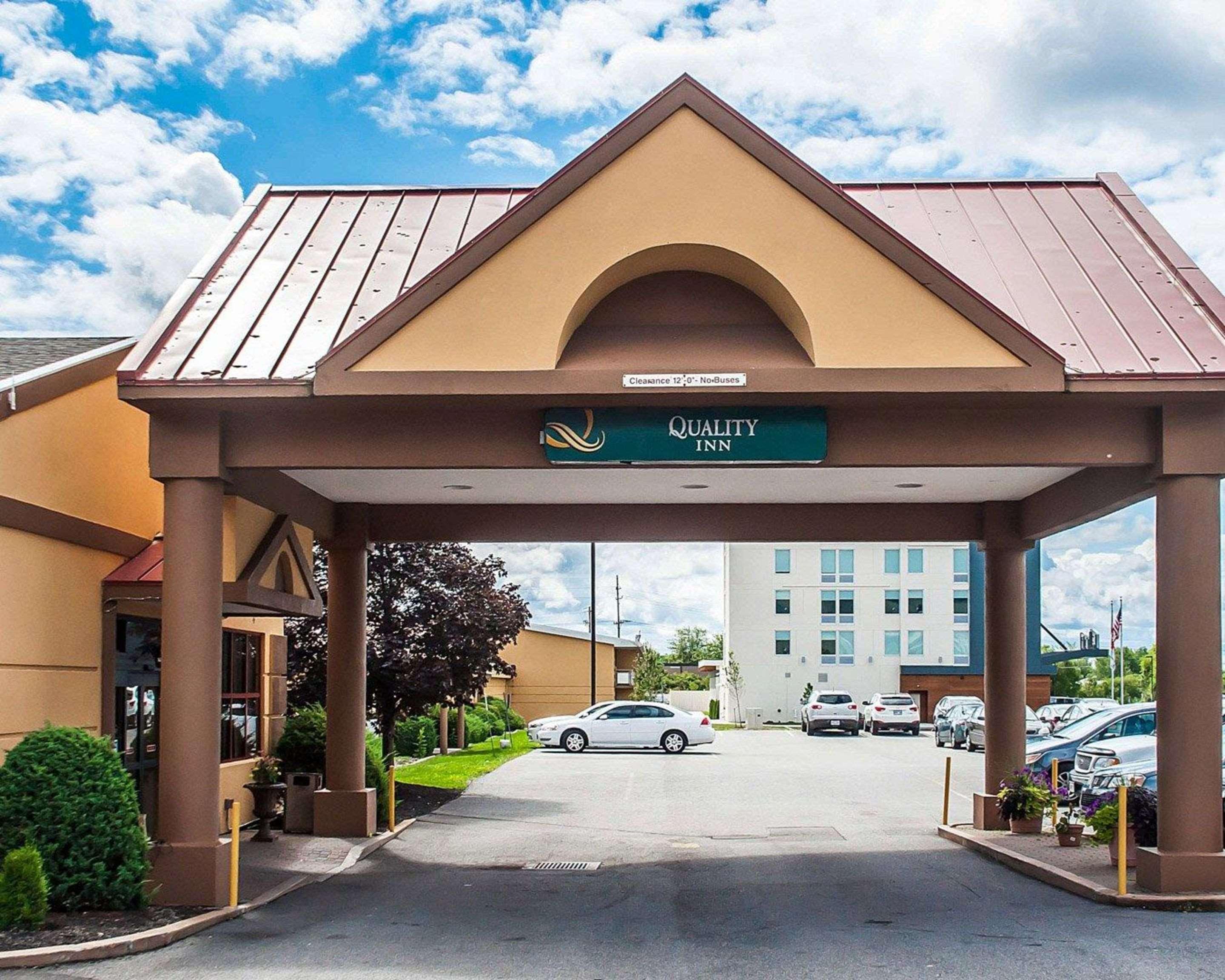 Quality Inn Airport Cheektowaga Bagian luar foto