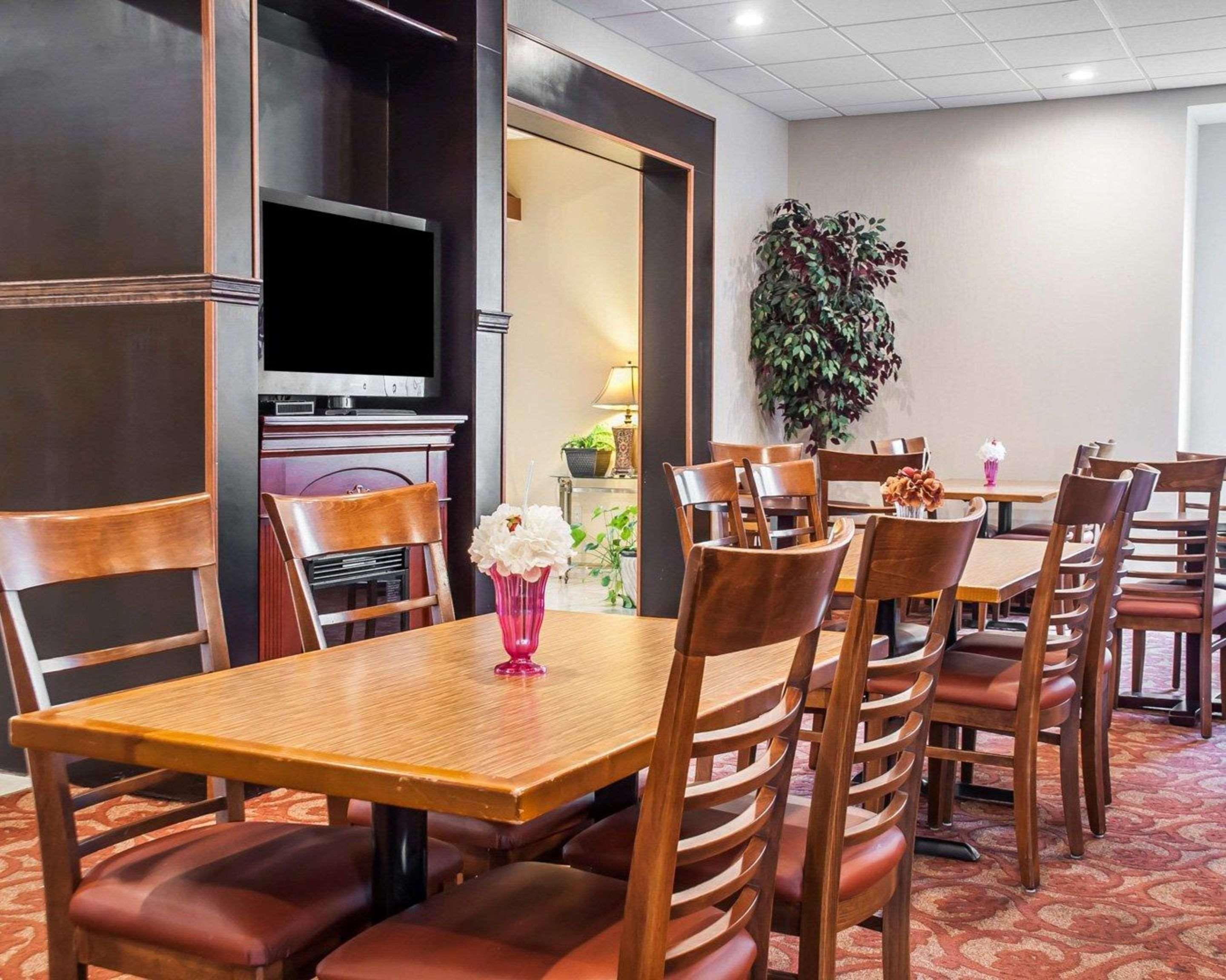 Quality Inn Airport Cheektowaga Bagian luar foto