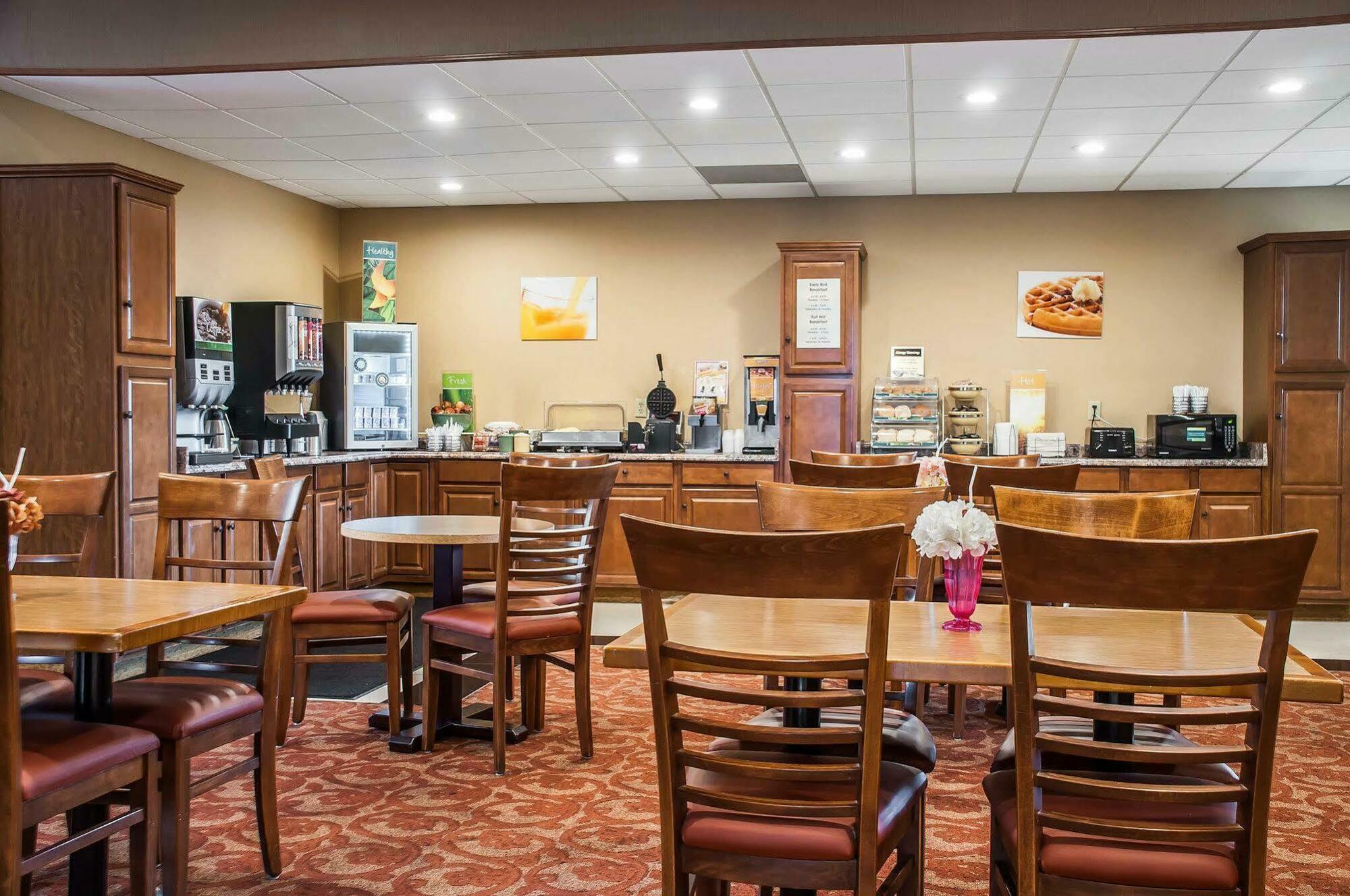 Quality Inn Airport Cheektowaga Bagian luar foto